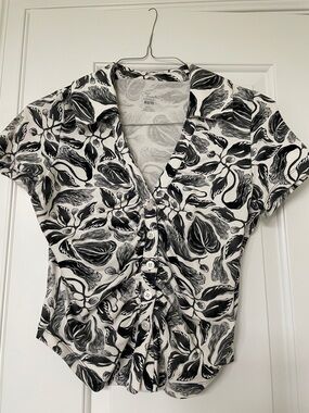Maeve Black & White Floral Ruched Button-Down Top